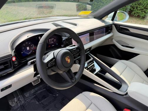 Dolomite Silver Metallic 2025 Porsche Macan 4S