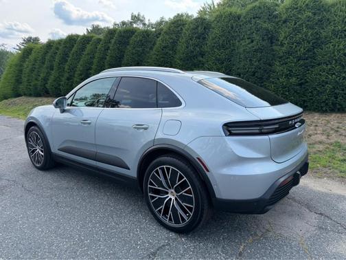 Dolomite Silver Metallic 2025 Porsche Macan 4S