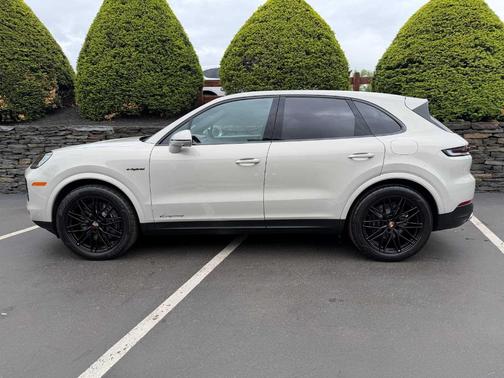 Cashmere Beige 2025 Porsche Cayenne AWD
