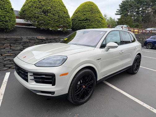Cashmere Beige 2025 Porsche Cayenne AWD