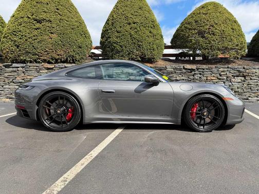 2024 Porsche 911 Carrera 4 GTS