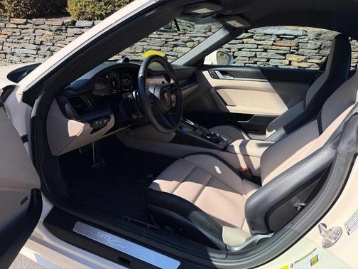 2025 Porsche 911 Carrera