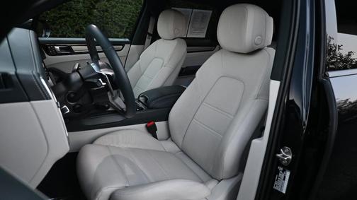 2023 Porsche Cayenne Platinum Edition