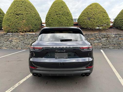 Moonlight Blue 2022 Porsche Cayenne S Platinum Edition