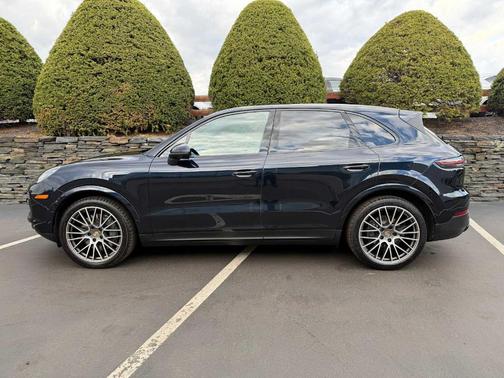 Moonlight Blue 2022 Porsche Cayenne S Platinum Edition