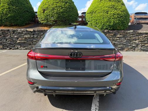Daytona Gray Pearl Effect 2025 Audi S6 e-tron Premium