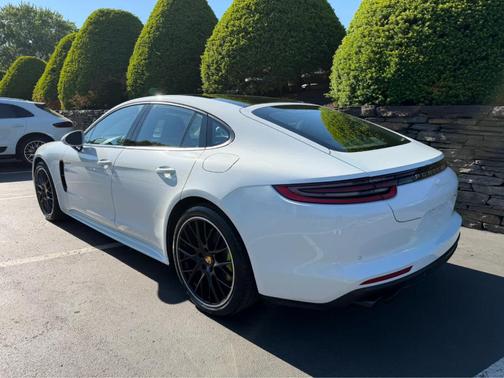 Carrara White Metallic 2018 Porsche Panamera 4