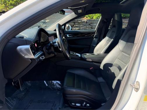 Carrara White Metallic 2018 Porsche Panamera 4