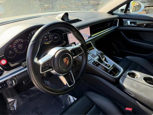 Carrara White Metallic 2018 Porsche Panamera 4