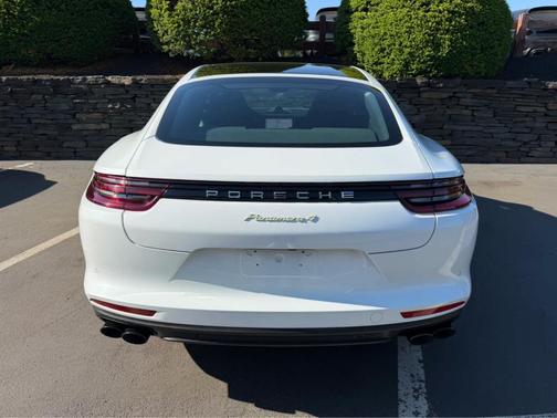 Carrara White Metallic 2018 Porsche Panamera 4