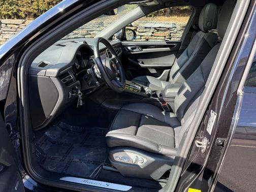 Black 2022 Porsche Macan S