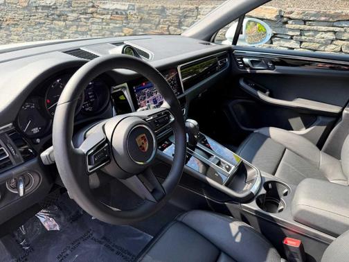 Carrara White Metallic 2026 Porsche Macan