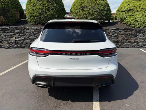 Carrara White Metallic 2026 Porsche Macan