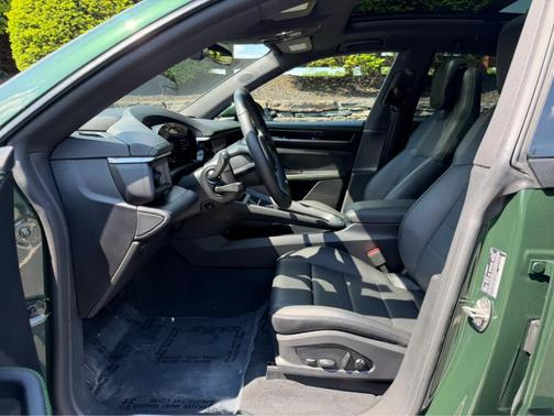 Oak Green Metallic 2025 Porsche Macan 4