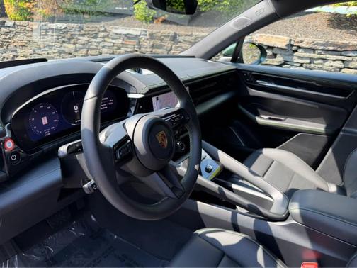 Oak Green Metallic 2025 Porsche Macan 4