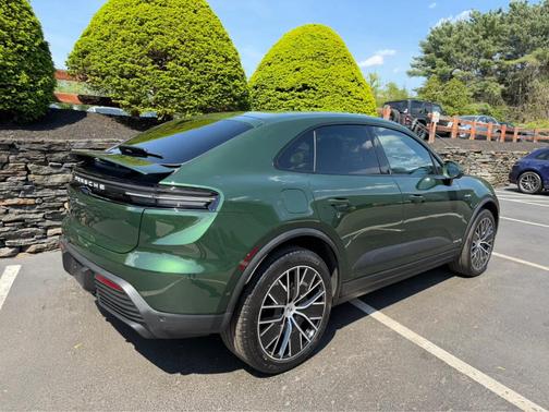 Oak Green Metallic 2025 Porsche Macan 4