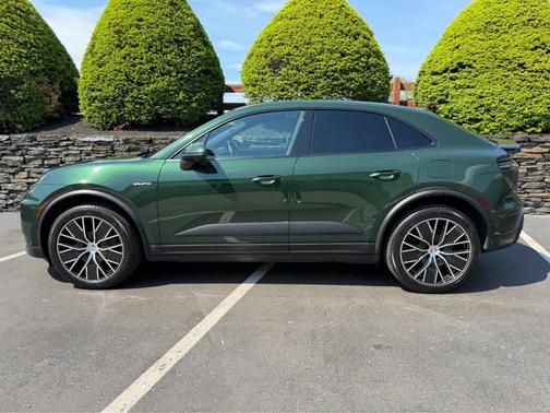 Oak Green Metallic 2025 Porsche Macan 4