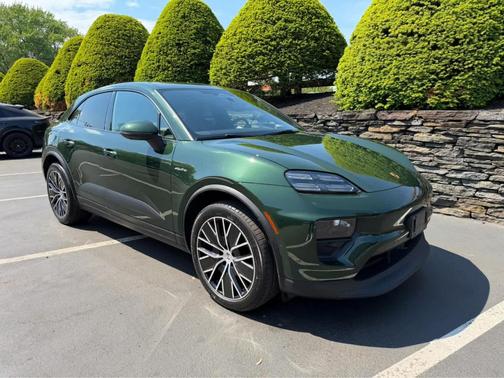 Oak Green Metallic 2025 Porsche Macan 4