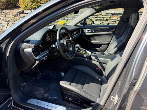 2023 Porsche Panamera 4