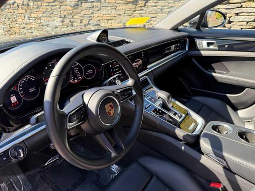 2023 Porsche Panamera 4