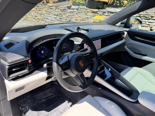 Volcano Grey Metallic 2024 Porsche Macan 4