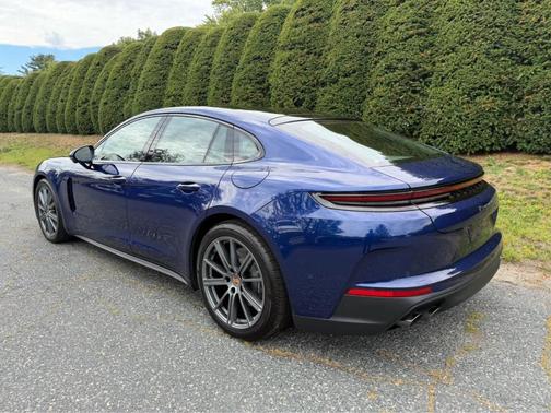 Gentian Blue Metallic 2026 Porsche Panamera 4