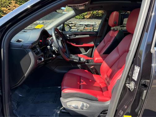Jet Black Metallic 2023 Porsche Macan S