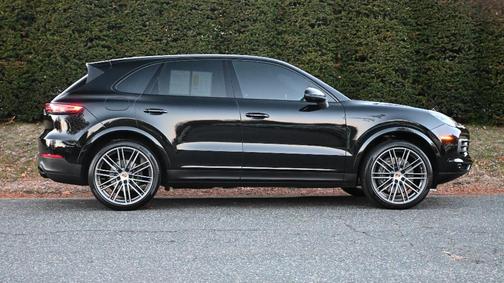 2023 Porsche Cayenne Platinum Edition
