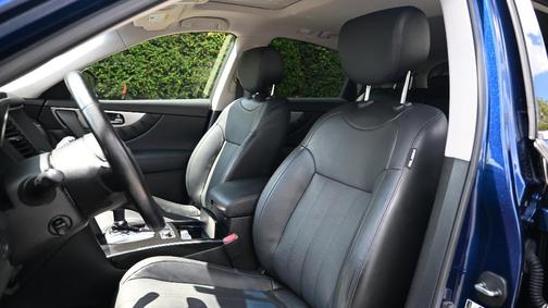2017 INFINITI QX70 