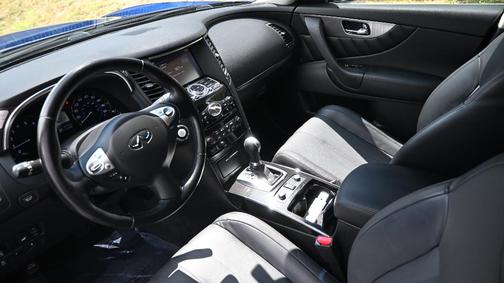 2017 INFINITI QX70 