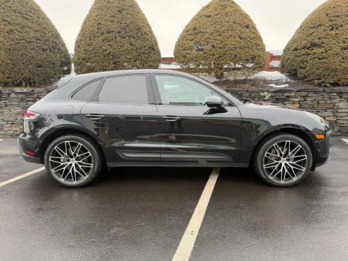 2025 Porsche Macan 