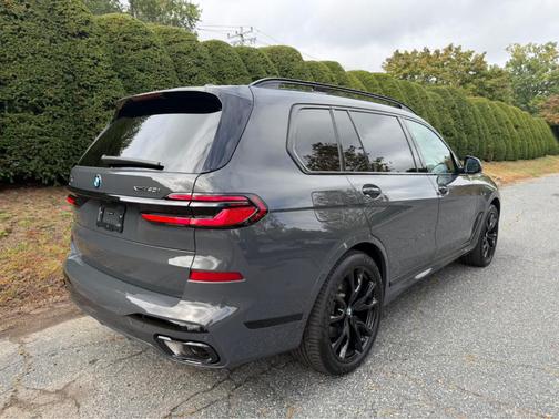 Gray Metallic 2024 BMW X7 xDrive40i