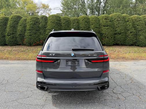Gray Metallic 2024 BMW X7 xDrive40i