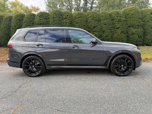 Gray Metallic 2024 BMW X7 xDrive40i