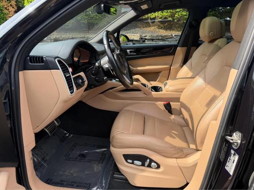 Jet Black Metallic 2019 Porsche Cayenne S