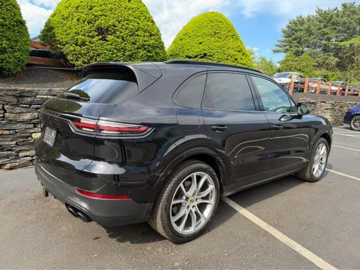 Jet Black Metallic 2019 Porsche Cayenne S