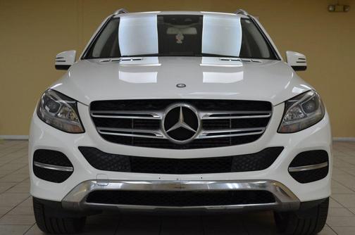 White 2016 Mercedes-Benz GLE-Class GLE 300d 4MATIC