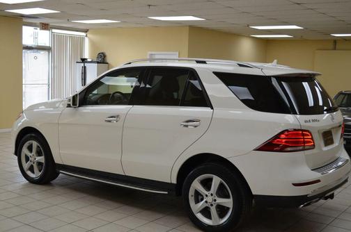 White 2016 Mercedes-Benz GLE-Class GLE 300d 4MATIC