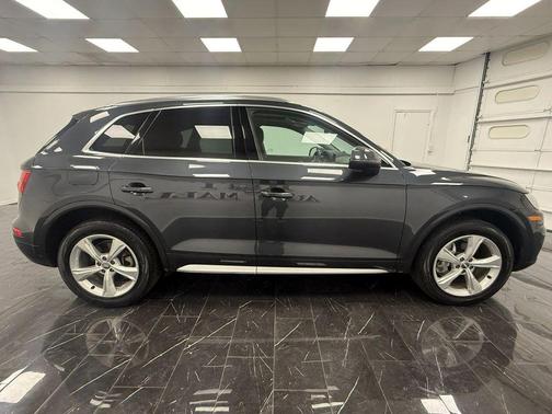 Manhattan Gray Metallic 2020 Audi Q5 45 Titanium Premium