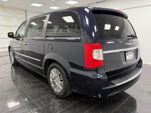 Sapphire Crystal Met Clearcoat 2011 Chrysler Town & Country Limited