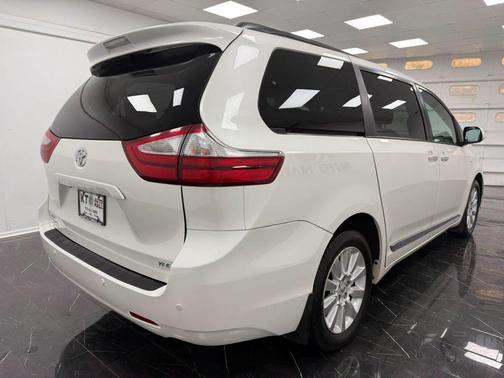 Blizzard Pearl 2017 Toyota Sienna XLE