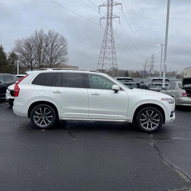 2016 Volvo XC90 T6 Momentum