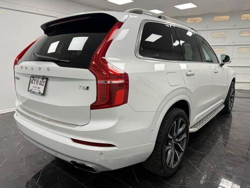 2016 Volvo XC90 T6 Momentum