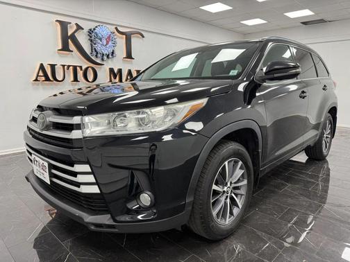 Midnight Black Metallic 2018 Toyota Highlander XLE