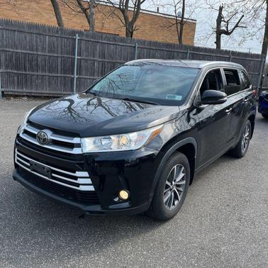 Midnight Black Metallic 2018 Toyota Highlander XLE