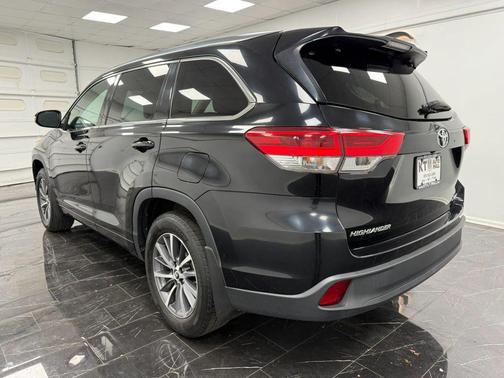 Midnight Black Metallic 2018 Toyota Highlander XLE