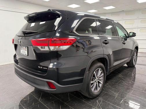 Midnight Black Metallic 2018 Toyota Highlander XLE