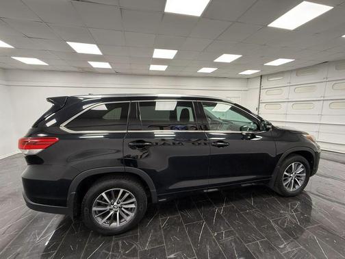 Midnight Black Metallic 2018 Toyota Highlander XLE