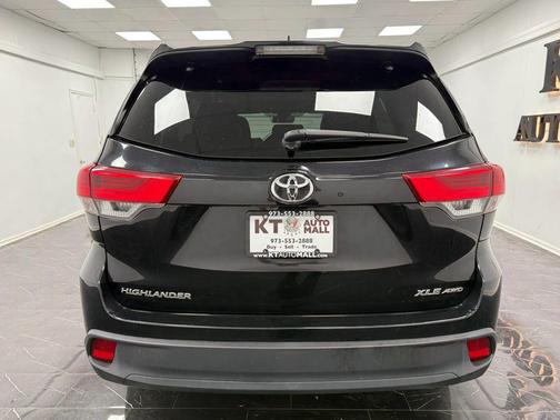 Midnight Black Metallic 2018 Toyota Highlander XLE