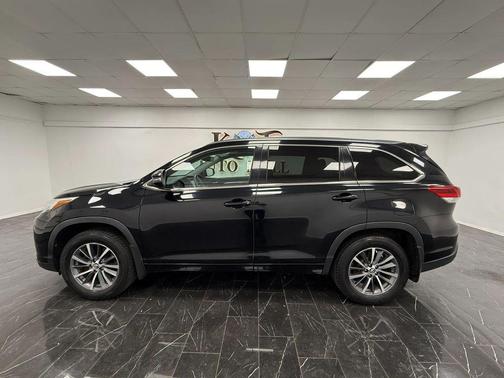 Midnight Black Metallic 2018 Toyota Highlander XLE